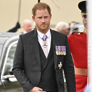 Prinz Harry trotzig und arrogant während Charles' Krönung