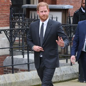 Erster Prozesstag: Verlag entschuldigt sich bei Prinz Harry
