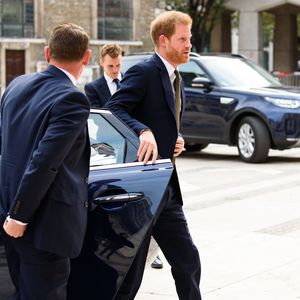 Genau wie Meghan: Prinz Harry schließt die Autotür selbst