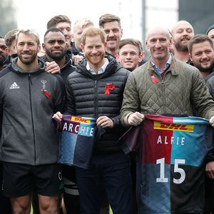Prinz Harry bekommt Rugby-Trikot für Baby Archie geschenkt
