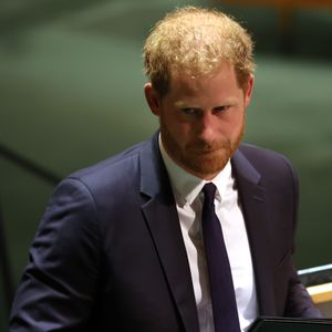 Durfte Prinz Harry nicht mit den Royals zur Queen reisen?