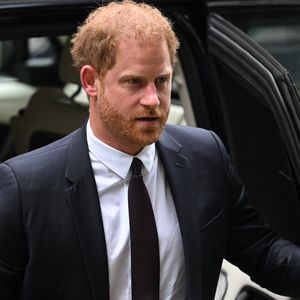 Ohne konkrete Beweise: Prinz Harry sagt im Zeugenstand aus!
