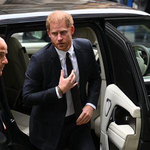 Er ist da: Prinz Harry für Prozess am Gericht angekommen!