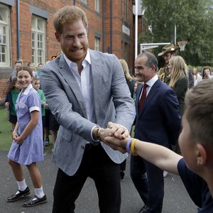 Hochzeitsring abgelegt? Prinz Harry trägt ominösen Klunker