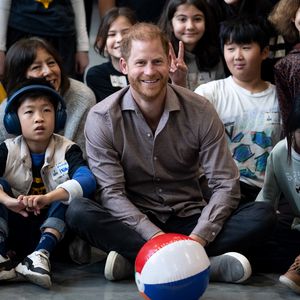 Prinz Harry spielt Sitzvolleyball mit Schülern in Vancouver