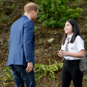 Bei Schulbesuch: Hier überbringt Harry Voicemail von Meghan!