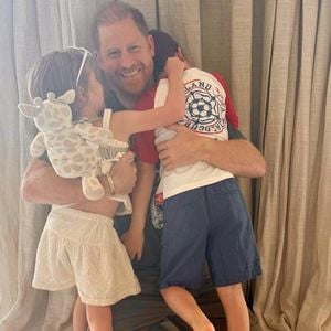 Meghan ehrt Papa Harry am Vatertag mit süßem Kuschelfoto