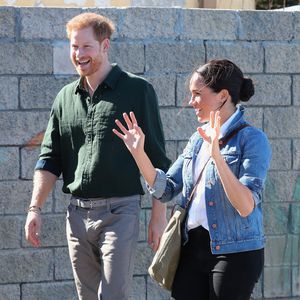 Cooler Look: Herzogin Meghan mit Jeans-Jacke auf Afrika-Tour