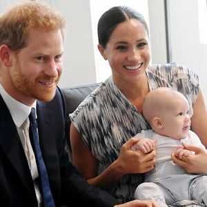 Auf Papas Brust: Das ist Harrys Einschlaf-Trick für Archie