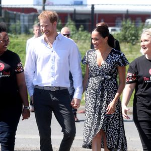 Auf Kuschelkurs: Harry und Meghan bezaubern Fans in Afrika