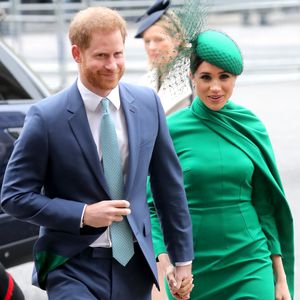 Kein Privatjet: Prinz Harry und Meghan in London angekommen