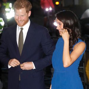 Neue Pics: Herzogin Meghan & Prinz Harry halten Händchen