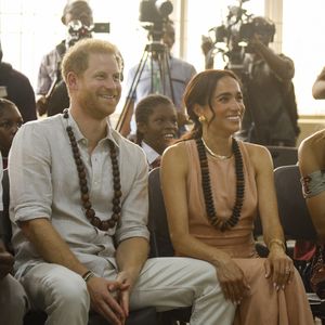 Prinz Harry und Meghan zeigen sich in Nigeria im Partnerlook