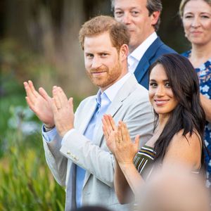 Lässig in Shorts: Meghan und Harry helfen bei Charityprojekt