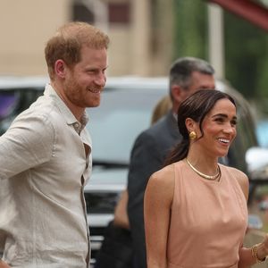 Prinz Harry unbeholfen neben Meghan bei Hilfsaktion in L.A.