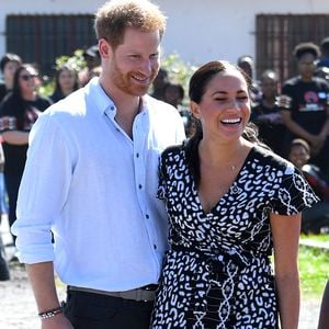 Schon wieder: Prinz Harry hilft seiner Meghan mit den Haaren