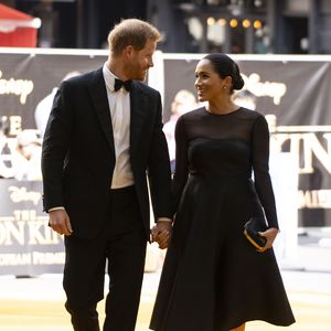 Keine Krise? Prinz Harry und Meghan sind "sehr verliebt"