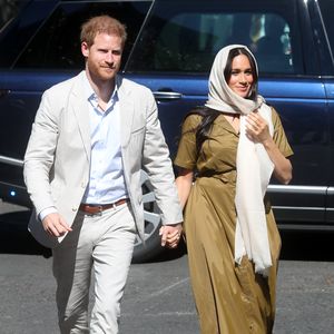 Bei Moschee-Besuch: Meghan trägt Kopfbedeckung und XXL-Kleid