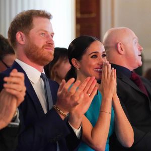 Süße Reaktion: Mann macht vor Harry und Meghan Heiratsantrag