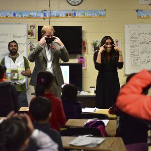 Harry und Meghan helfen geflüchteten Schülern im Unterricht