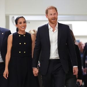 Wie Diana? Prinz Harry und Meghan besuchen Kinder in Klinik