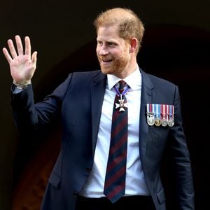 Prinz Harry zeigt bei Gottesdienst seine royalen Abzeichen