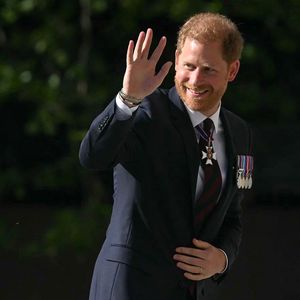 Prinz Harry ist ohne Herzogin Meghan in England gelandet
