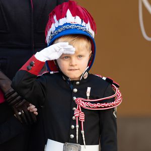 Wie ein Großer: Prinz Jacques (5) salutiert in Garde-Uniform