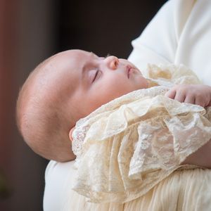 Erste Fotos: So süß schlief Prinz Louis bei seiner Taufe!