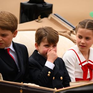 Prinz Louis zieht bei Charles-Parade wieder wilde Grimassen!