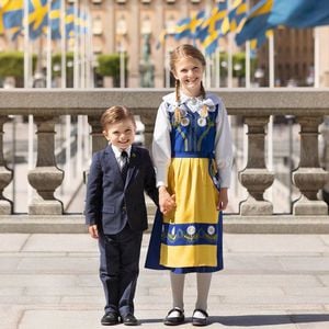 Oscar und Estelle von Schweden bezaubern in schickem Look