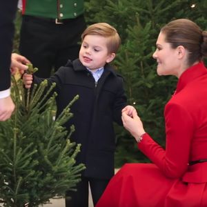 Drollig: Prinz Oscar sucht Mini-Tanne für die Familie aus