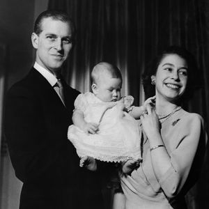 Zum Geburtstag: Queen teilt Throwback-Fotos von Prinz Philip