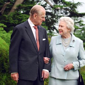 Queen mit Enkeln: Das ist das erste Familienfoto ohne Philip