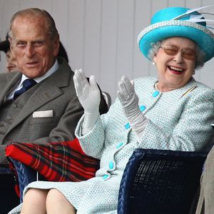 Prinz Philip unterhält die Queen mit "ungezogenen" Witzen!