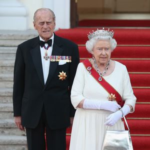 22 Mitarbeiter leben isoliert mit der Queen und Prinz Philip