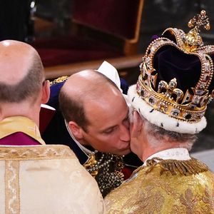 Süßer Moment: Prinz William gibt Papa Charles einen Kuss!