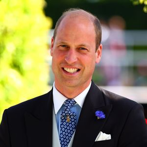 So cool flitzt Prinz William auf seinem E-Scooter herum!