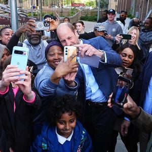 Prinz William knuddelt Fans bei Rückkehr aus Familienurlaub