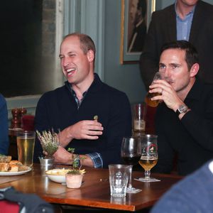 Gut bürgerlich: Prinz William schaut im Pub Fußball!