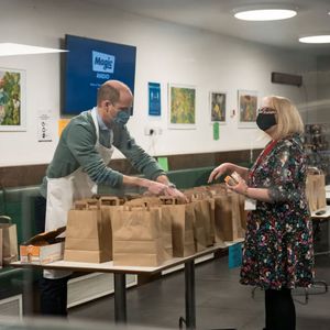 Tolle Überraschung: Prinz William hilft im Obdachlosenheim