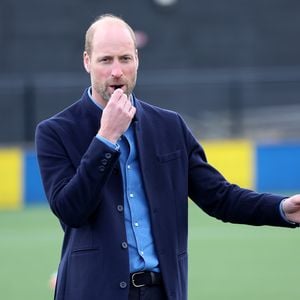 Fußballspiel: Prinz William schlüpft in Schiedsrichterrolle