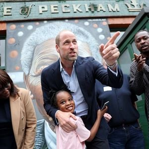Überraschender Pub-Besuch: Prinz William umarmt einen Fan