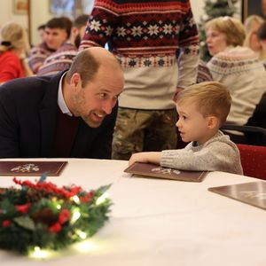 Prinz William verteilt Weihnachtspräsente an Soldaten-Kinder