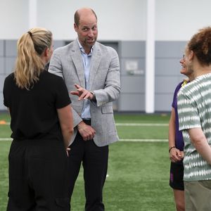 Prinz William besucht britische Fußballfrauen vor EM-Start