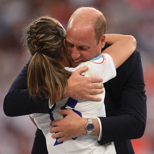 Protokollbruch: Prinz William umarmt Fußballerinnen herzlich