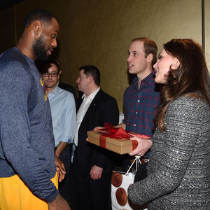 Gegen Etikette verstoßen! LeBron James umarmt Kate