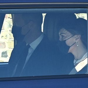William, Kate und Charles erreichen bereits Schloss Windsor!