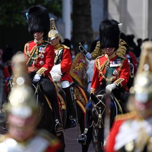 Trooping the Colour: William und Charles elegant auf Pferden