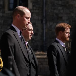 Während Gottesdienst: William und Harry sitzen getrennt
